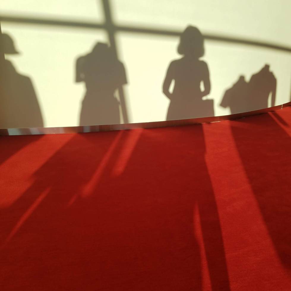 shadow selfie with mannequins